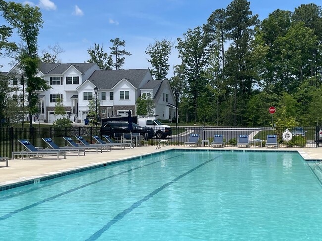 Building Photo - Wren | 3 Bed 2.5 Bath | Garage | 1729 sf | $2831 - $3114 | 8, 9, 10, 12, 14, and 15 month lease t...