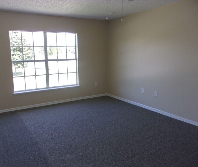 Building Photo - Beautiful 4 Bedroom
