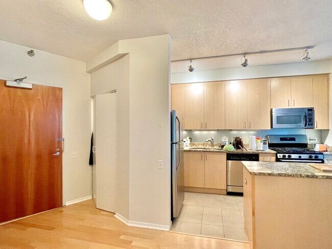 Building Photo - 600 N Kingsbury St