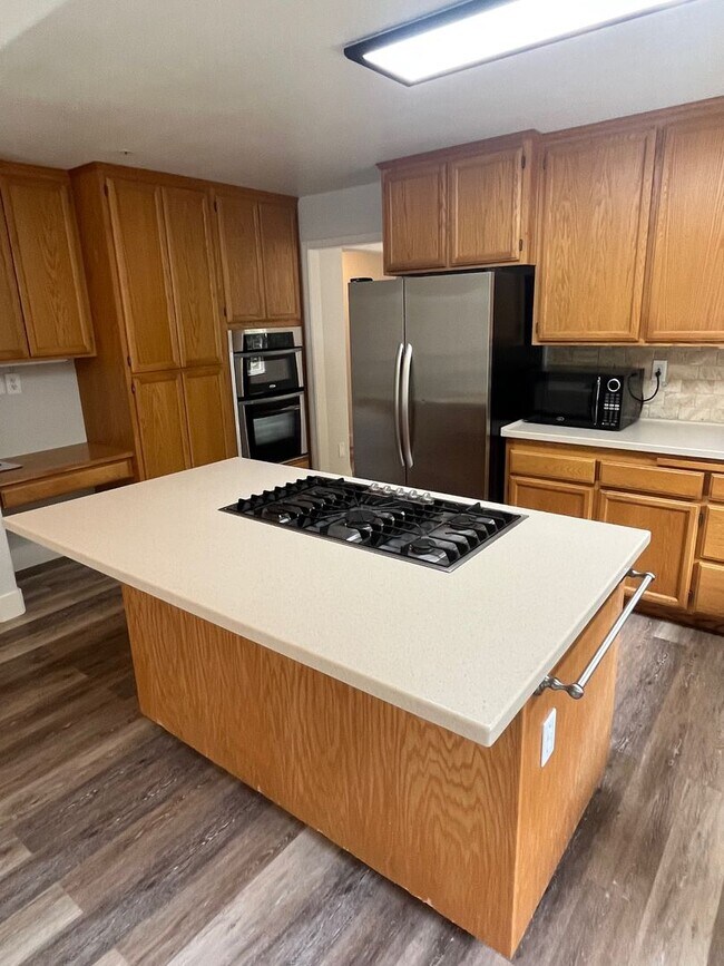 Building Photo - Large Single Level 4 Bedroom 2 Bathroom Home located in Northeast Rohnert Park