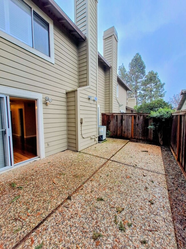 Building Photo - Large 2-story 2 Bedroom Townhouse w/Garage...