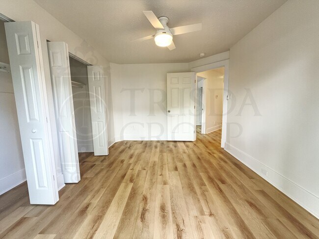Building Photo - Avail Sept 1: 2BR Apt in Beechview, South Hills.  BEAUTIFUL design, Laminate Floors, AC, Pets OK,...