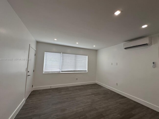 Building Photo - 215 Zamora Ave