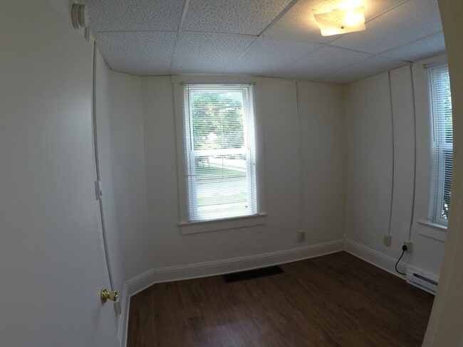 Building Photo - 3001 Kossuth St