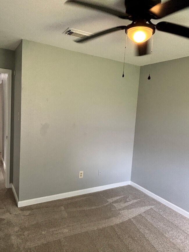 Building Photo - 815 Pebbleshire Dr