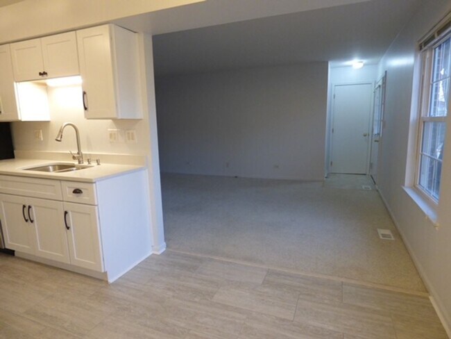 Building Photo - Beautiful 2 bd 1 1/2 ba as soon as July 1 move-in. Great Vernon Hills location!