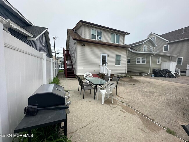 Building Photo - 117 18th Ave