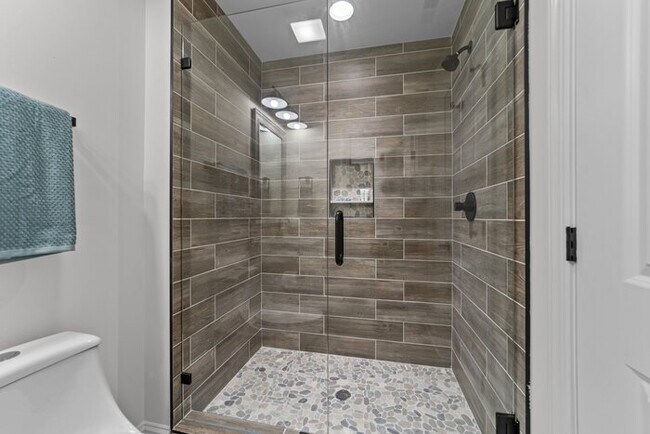 Building Photo - Salisbury Townhome w/ Garage