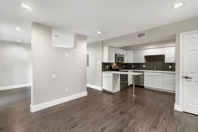 Building Photo - 935 La Posada Dr
