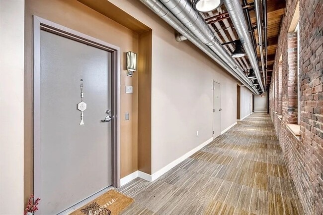 Building Photo - 130 John St