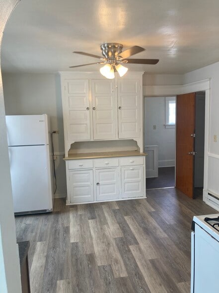 Building Photo - 817 Hess Ave