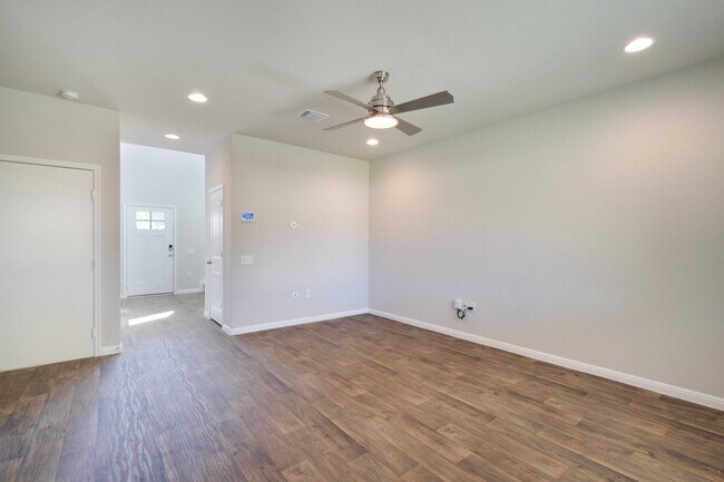 Building Photo - 1300 Anhalt Dr
