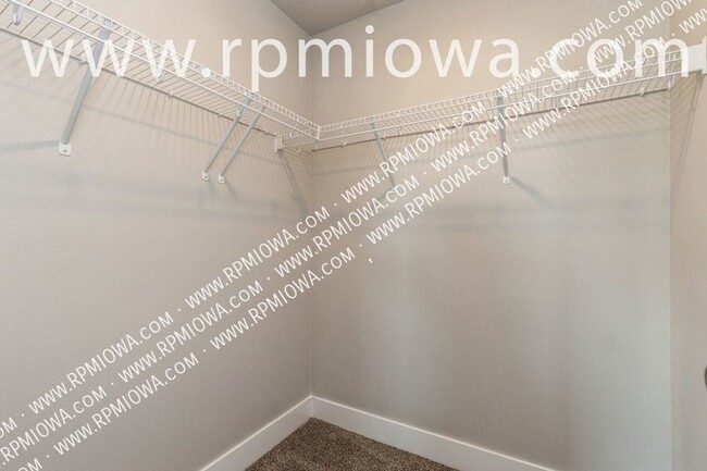 Building Photo - RENT SPECIAL for $1,000 off!! 3 Bedroom, 2...