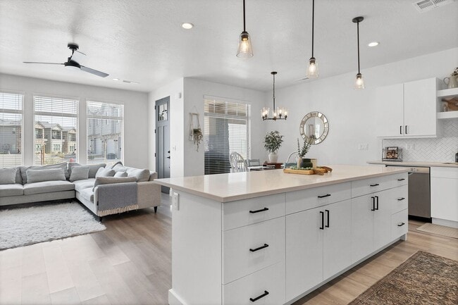 Building Photo - Lovely, Modern Townhome in Scenic Ivins