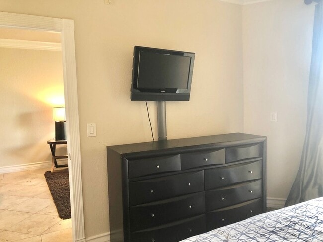 Building Photo - **MOVE-IN-SPECIAL $500 OFF 1st MO RENT** M...
