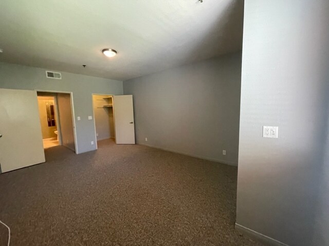 Building Photo - 2222 N Beachwood Dr