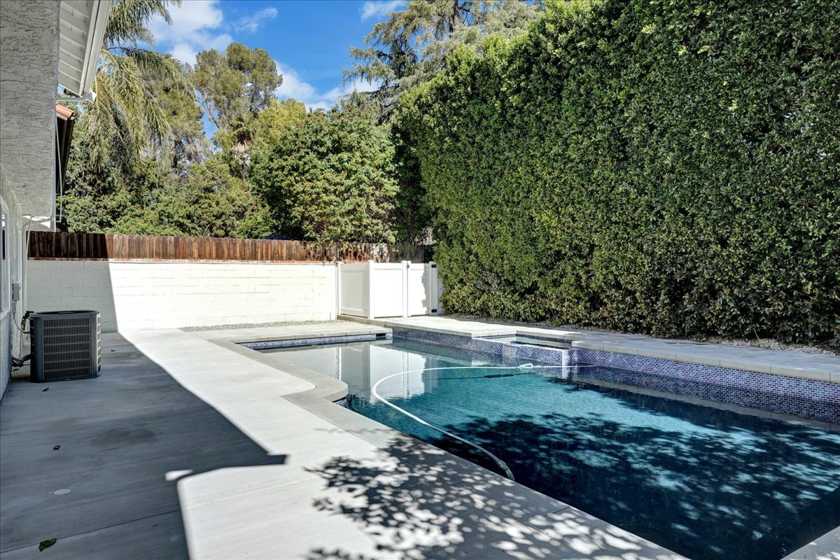 Building Photo - 5346 Tyrone Ave