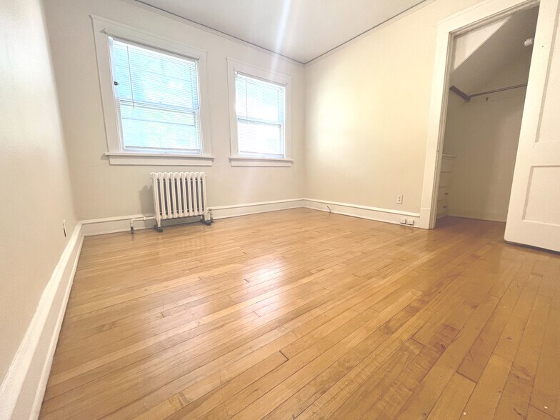 Building Photo - 2533 N Lake Dr