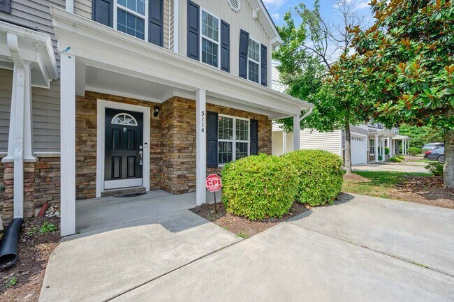 Building Photo - End Unit Townhome in Great Location!