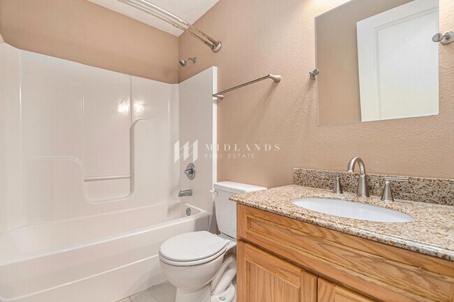 Building Photo - Southwest Omaha Townhome