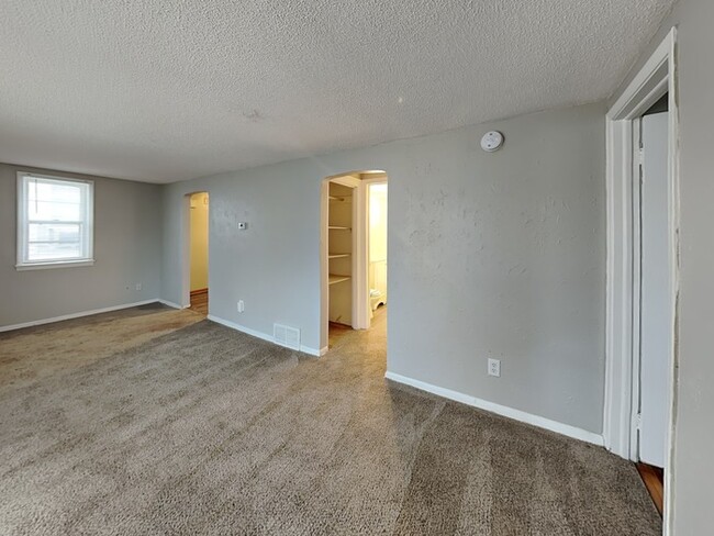 Building Photo - COMING SOON!! Comfortable, 3 Bed, 1 Bath h...