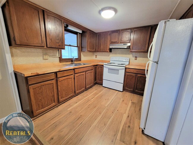 Building Photo - 2 Bedroom Right in Town!