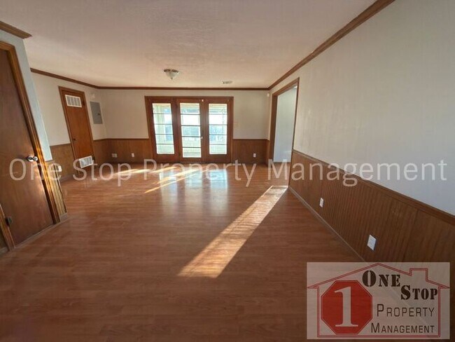 Building Photo - Amazing 3 Bedroom, 1.5 Bathroom in Raytown!