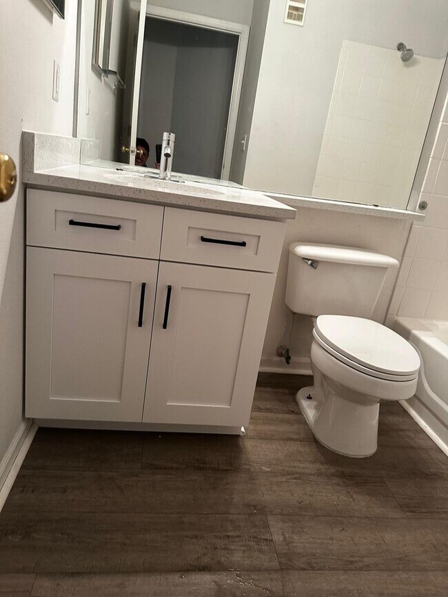 Building Photo - Beautiful and very large 2 bedrooms and 2 full baths Condo