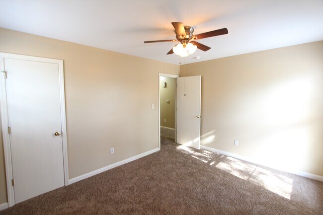 Building Photo - 3 Bedroom 2 Full Bath + Large Den - Picture Perfect In & Out! You will LOVE IT!!