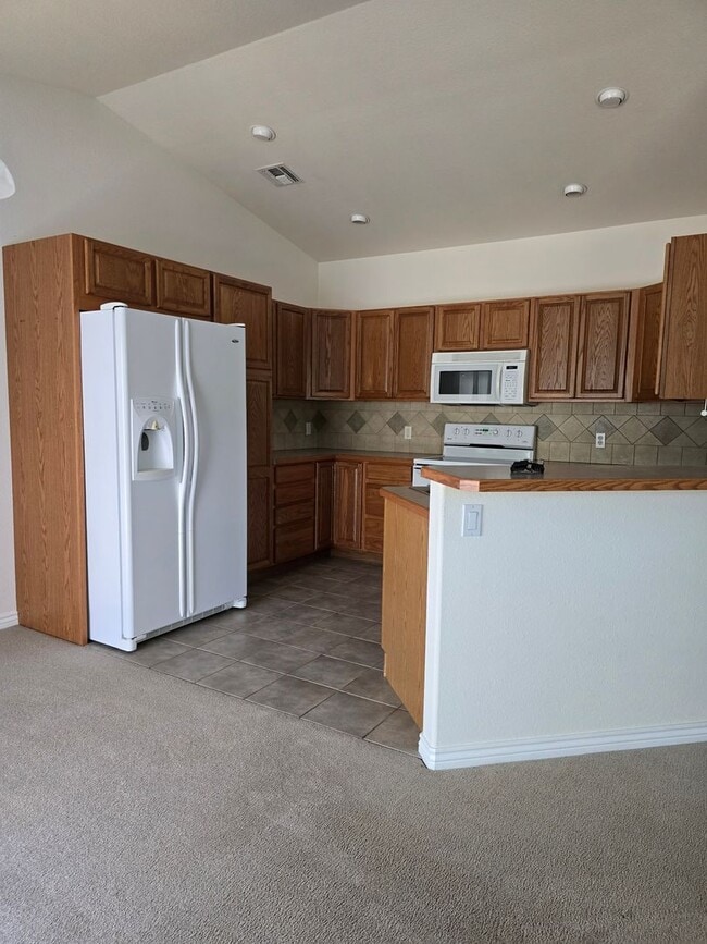 Building Photo - Beautiful single level townhouse located in quiet northwest area.