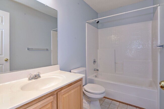 Building Photo - Spacious Duplex in Willow Lakes