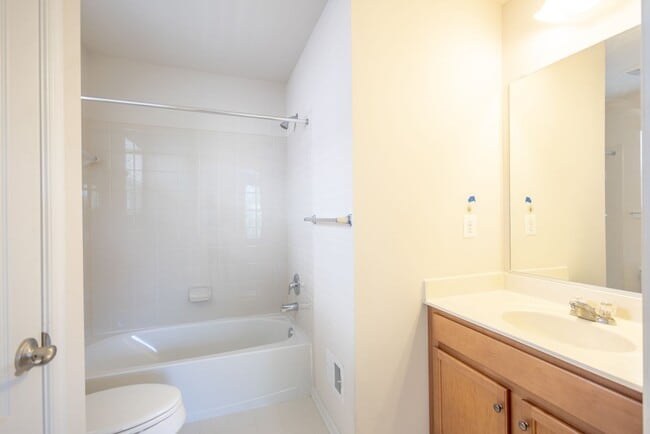 Building Photo - Beautiful 3 BR/3 BA EOG Townhome in Capito...