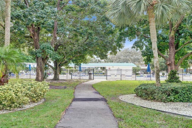 Building Photo - 3001 Portofino Isle