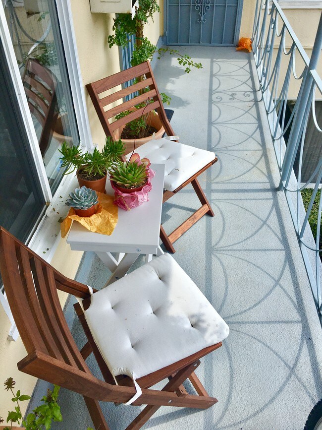 Building Photo - 514 N Van Ness Ave