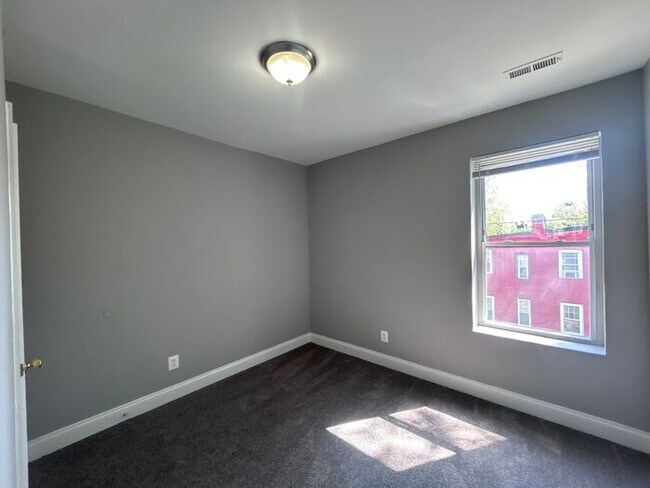 Building Photo - 4 Bedrooms Plus Den with 2.5 Bathrooms