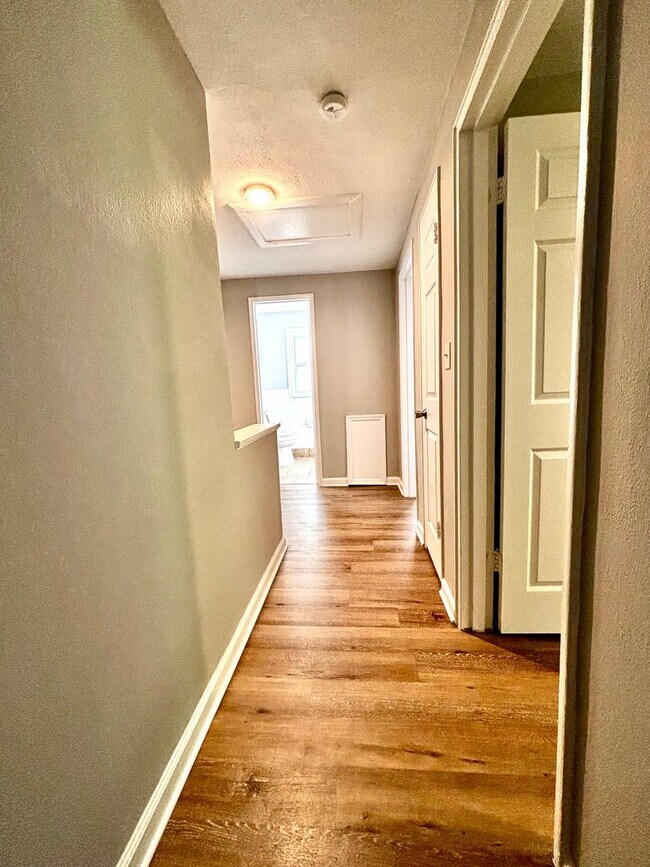 Building Photo - Spacious 3-Bed Townhome with Garage in Day...