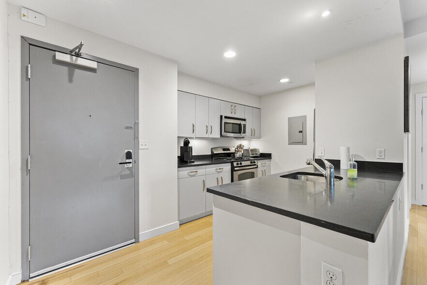 Building Photo - 601 Albany St