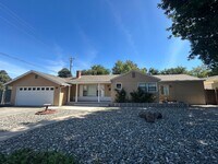 Building Photo - 2 bed, 1 bath, Bonus Room with Built-in Bar