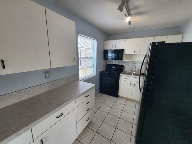 Building Photo - Nice beach side 2/1, walk to beach, restau...