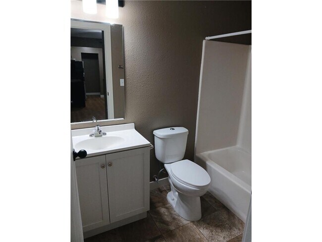 Building Photo - 901 Country Club Dr