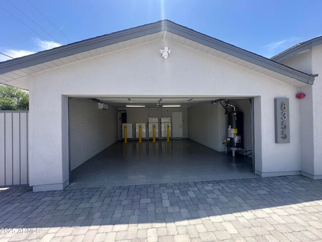 Building Photo - 8355 E Palm Ln