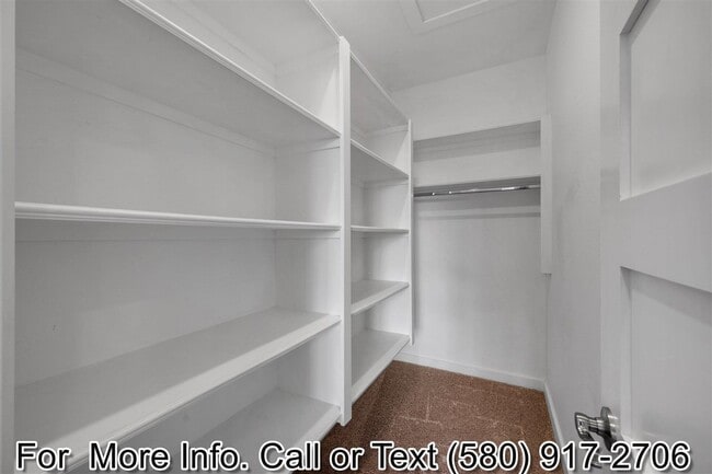 Building Photo - 6309 SW Oakmont Blvd