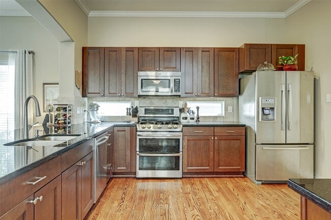 Building Photo - 936 W 26th St