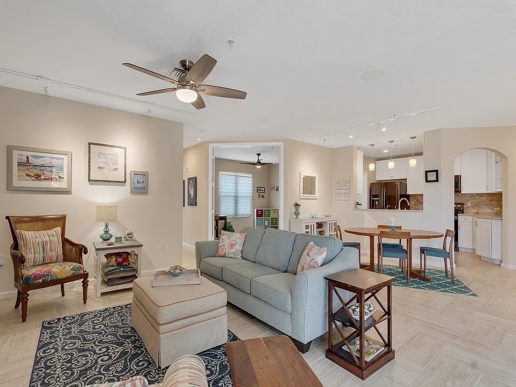 Living Room - 5020 Fairways Cir