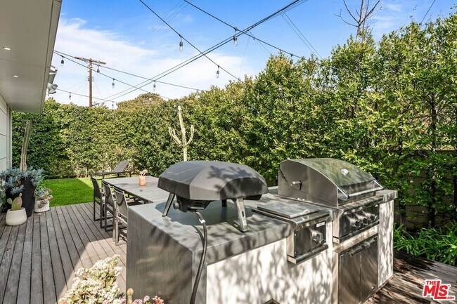 Building Photo - 2736 Armacost Ave