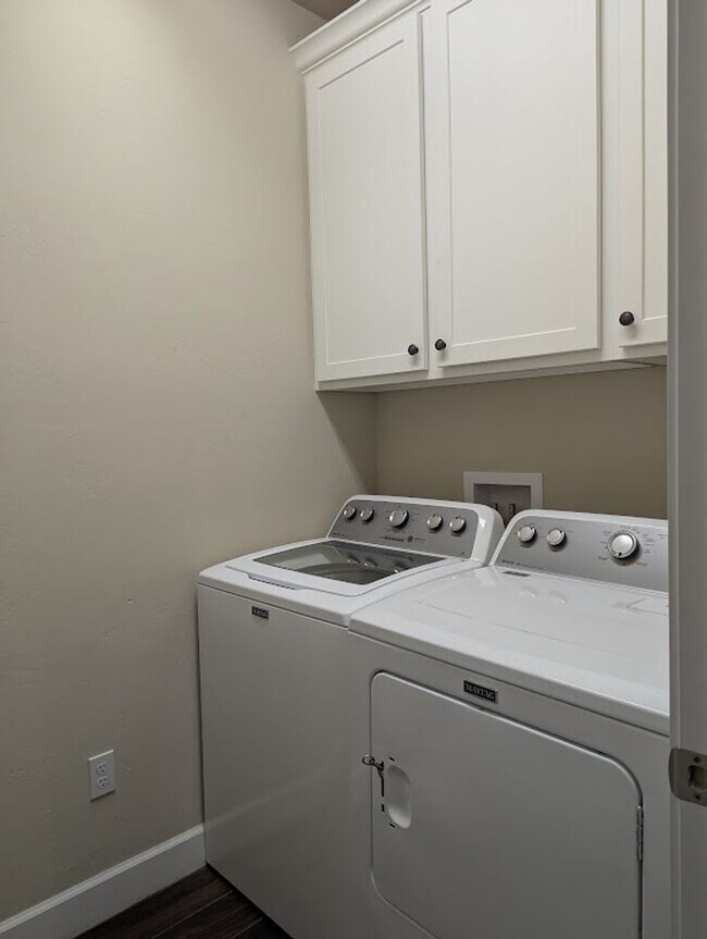 Building Photo - Townsend - 3 Bed 3 Bath Townhome