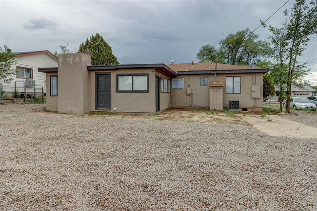 Building Photo - Price reduced. College students welcome in this 4 bedroom home!