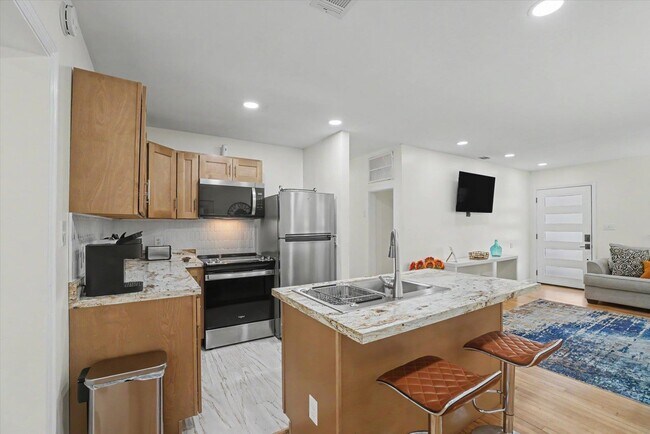 Building Photo - 713 Stafford St