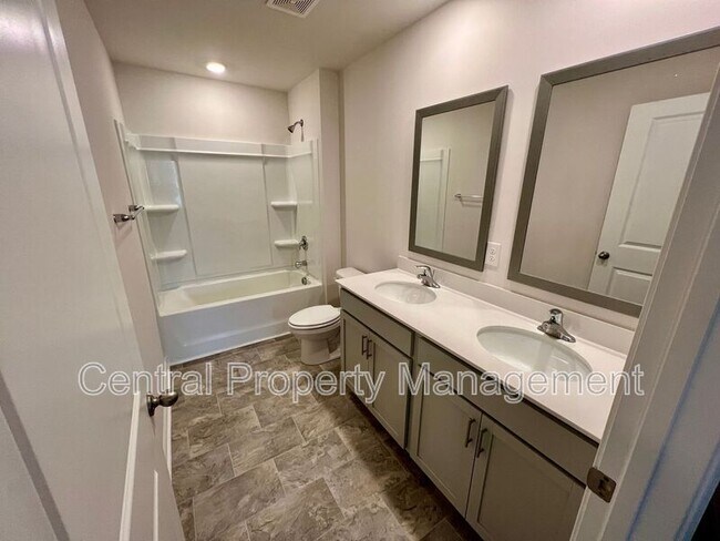 Building Photo - 534 Evaleigh St