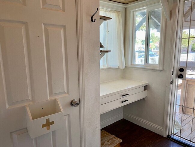 Building Photo - $2,050 Charming 2 Bedroom Home with beauti...